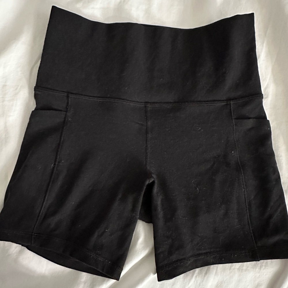 Athleta Women's Salutation Stash pocket Black Shorts 5”